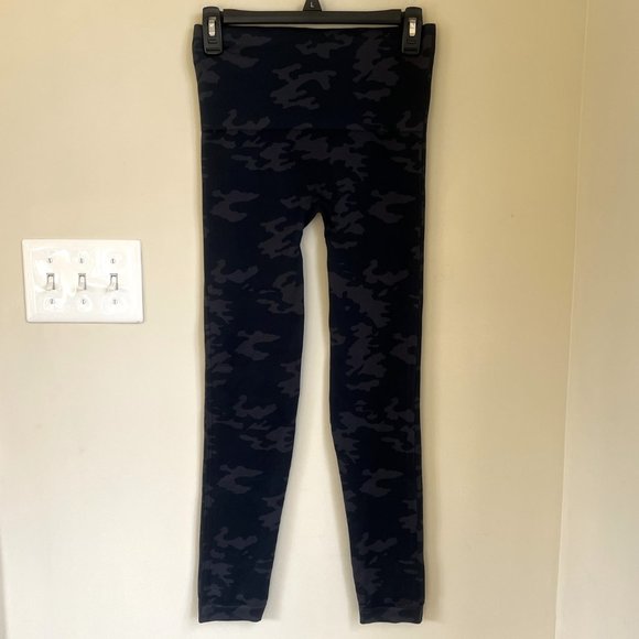 Spanx Look at Me Now Seamless Leggings, Black Camo, Size L - Picture 6 of 10